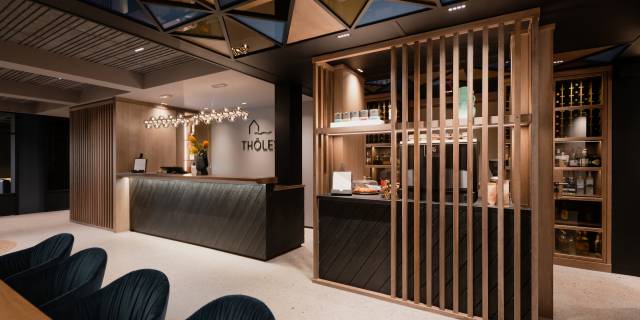 Luxuriöse Hotellobby mit schlichten Designelementen