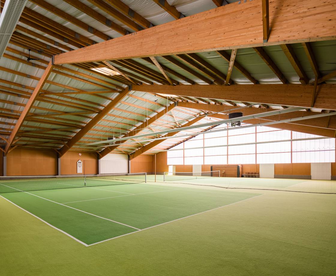 Moderne Tennishalle im Hotel Bücken