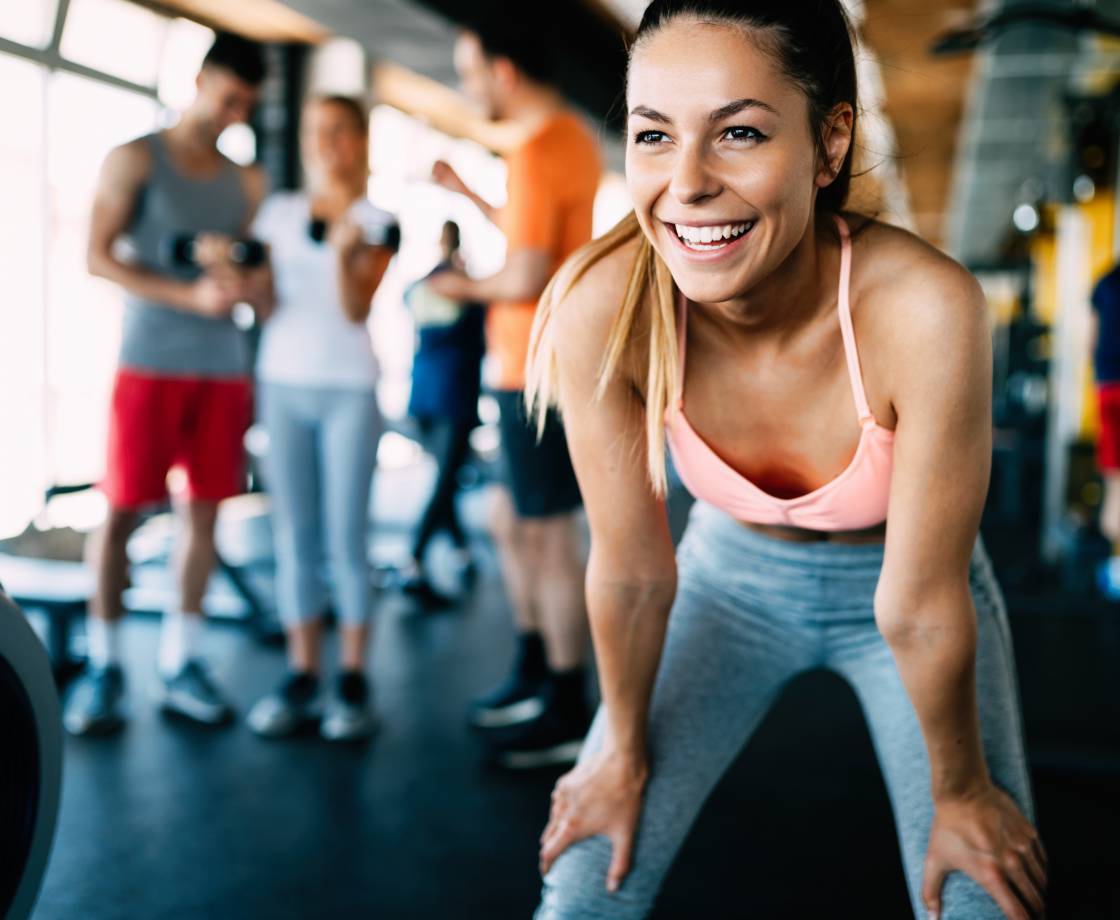 Frau hat Spaß im Fitnessstudio