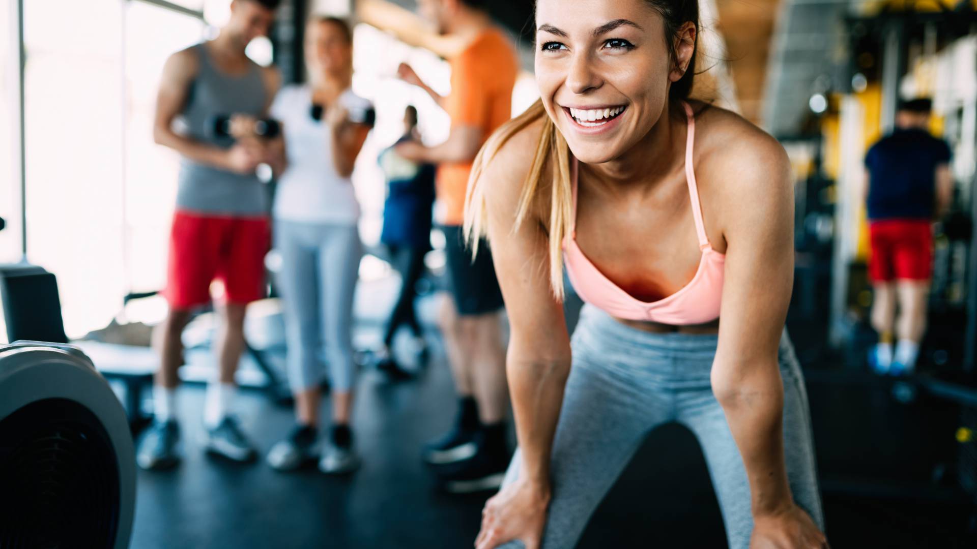 Frau hat Spaß im Fitnessstudio